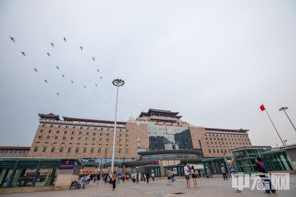 飞行庆祝表演编队飞过北京西站上空。 中宏网记者 富宇 摄