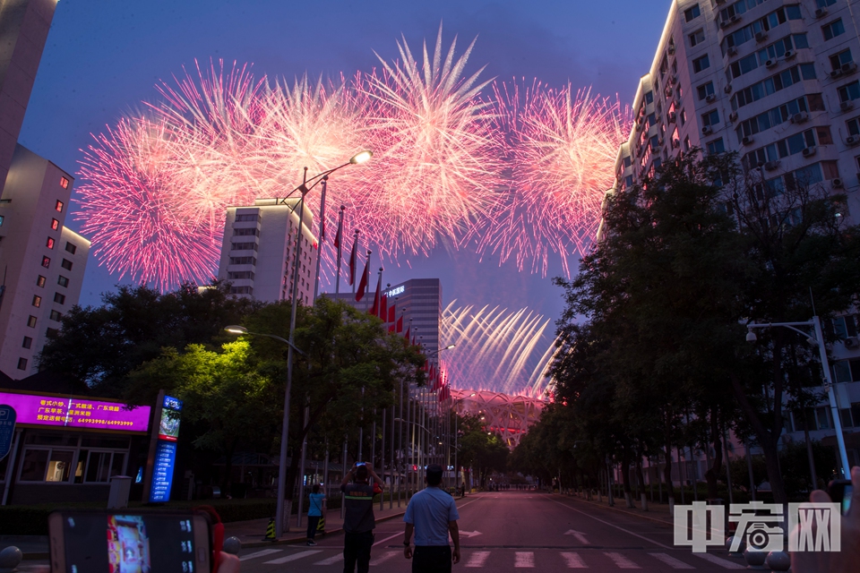 6月28日晚，庆祝中国共产党成立100周年大型文艺演出在北京举行。演出期间，北京燃放烟花，吸引众多民众观看。 中宏网记者 康书源 摄