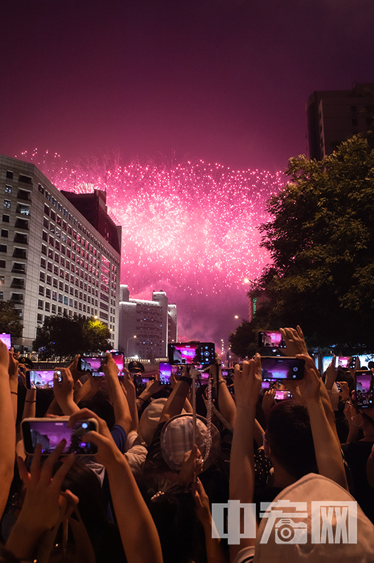 6月28日晚，庆祝中国共产党成立100周年大型文艺演出在北京举行。演出期间，北京燃放烟花，吸引众多民众观看。 胡光 摄