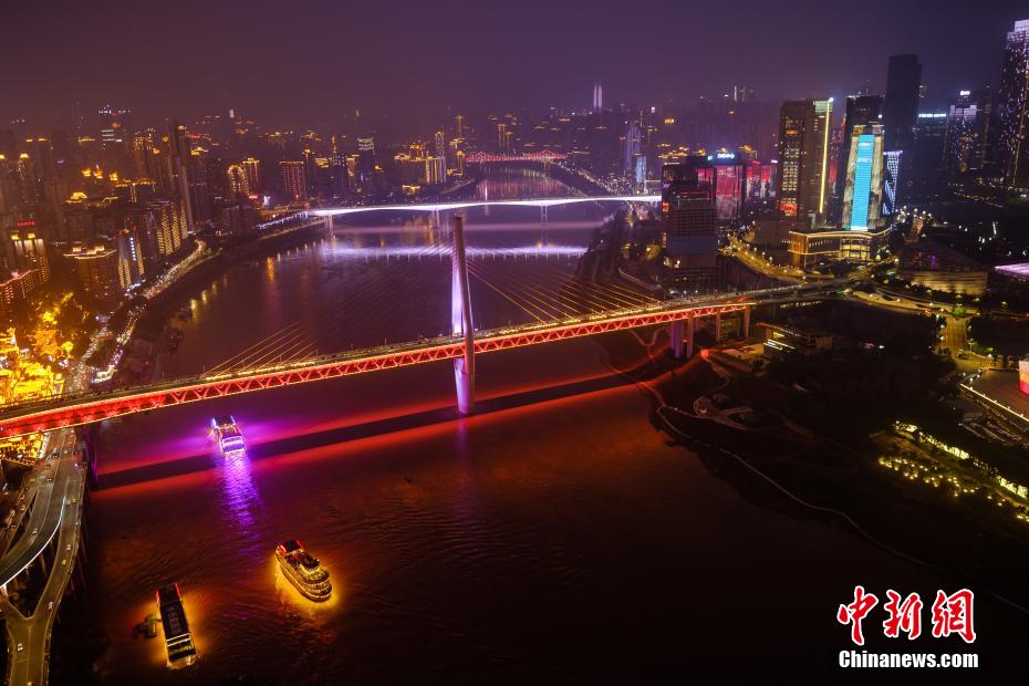 从来福士探索舱观景台拍摄的两江四岸夜景.何蓬磊 摄