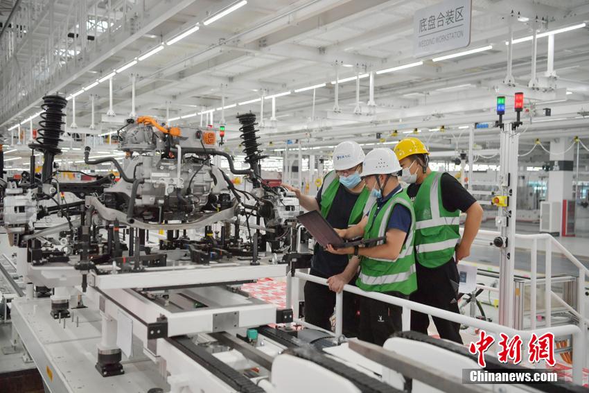 7月8日,在位于长春国际汽车城的一汽红旗新能源汽车工厂内,工作人员在