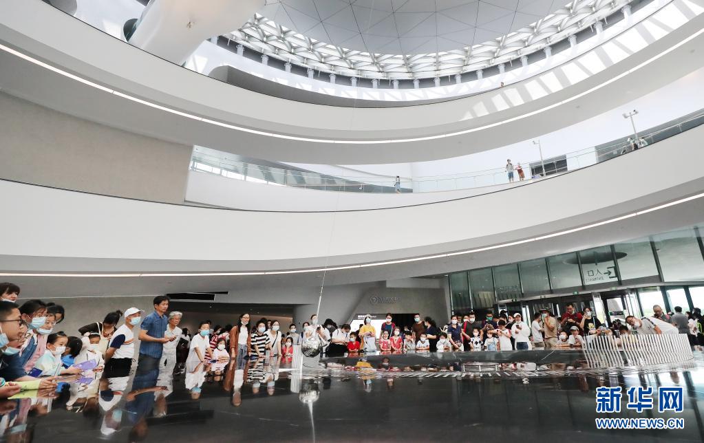 7月18日，参观者在上海天文馆入口大厅内的傅科摆旁观察摆锤运行。<br/>
当日，上海天文馆正式向公众开放，吸引众多市民游客前来游览参观。<br/>
新华社记者 方喆 摄