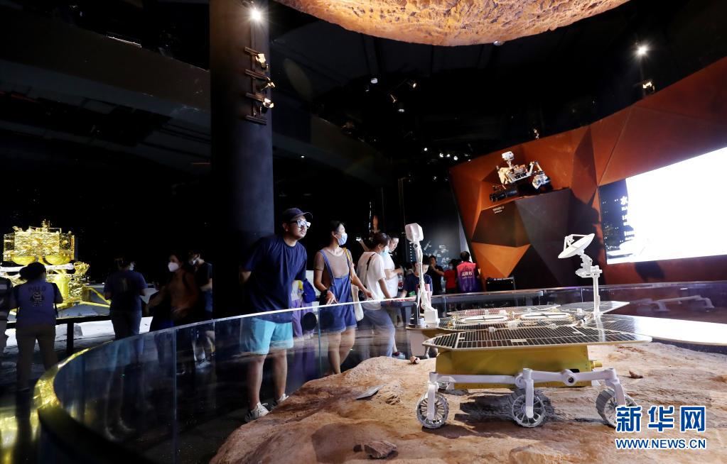 7月18日，参观者观看“征程”展区内展示的祝融号火星车模型。