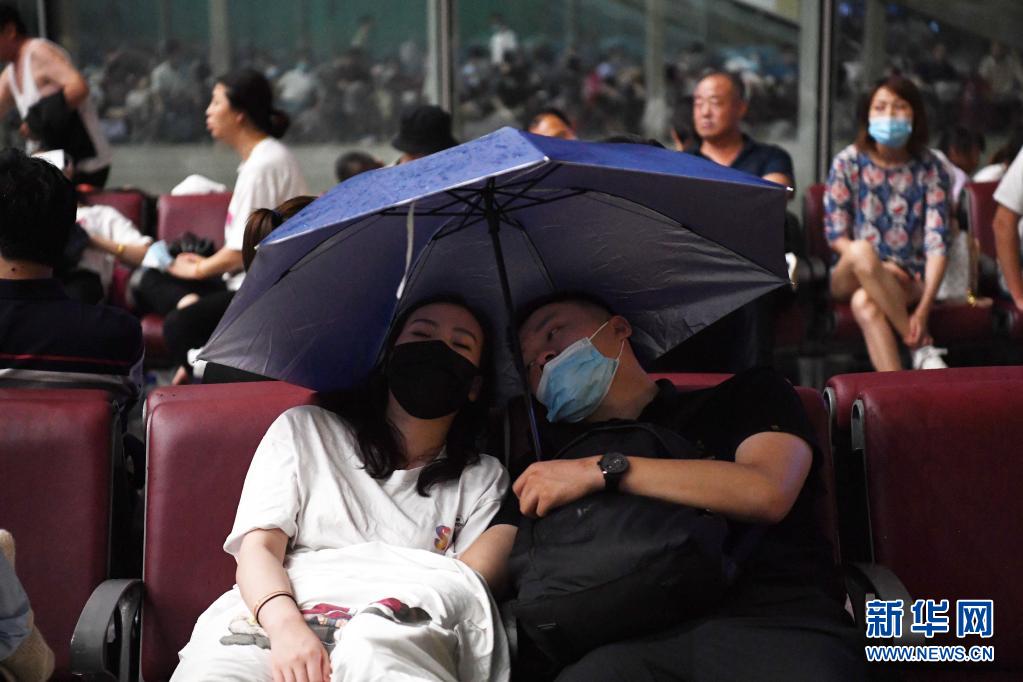 暴雨致使鄭州東站大量旅客滯留