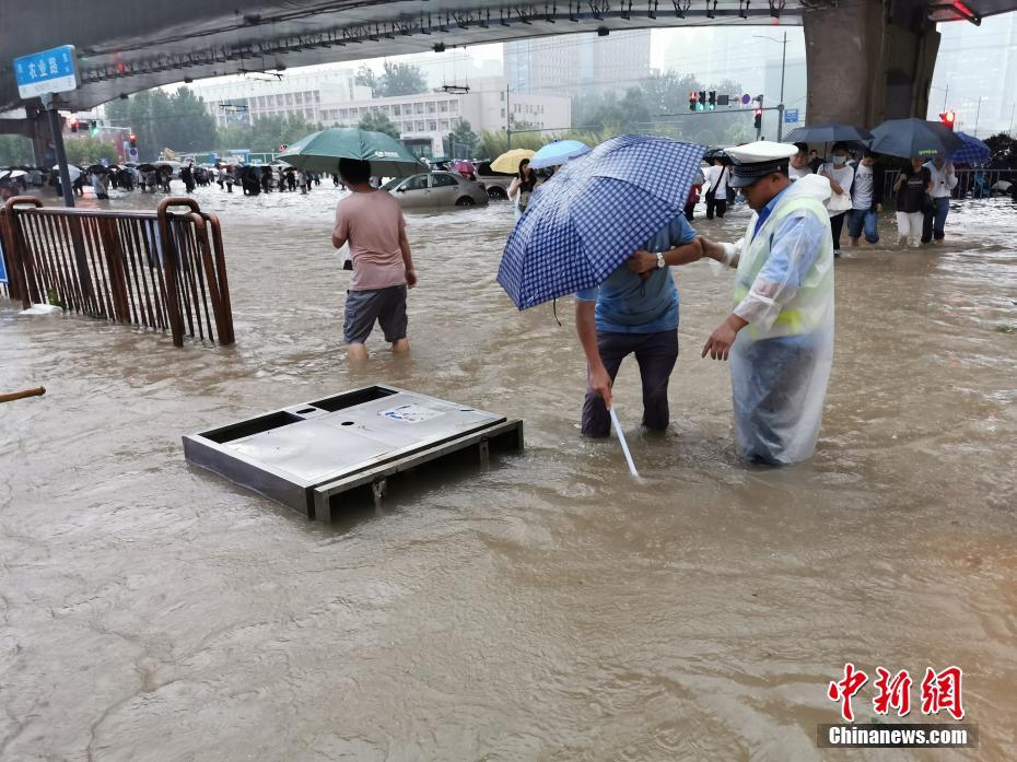 郑州市已提升防汛应急响应至i级,持续强降雨导致部分街道积水严重.