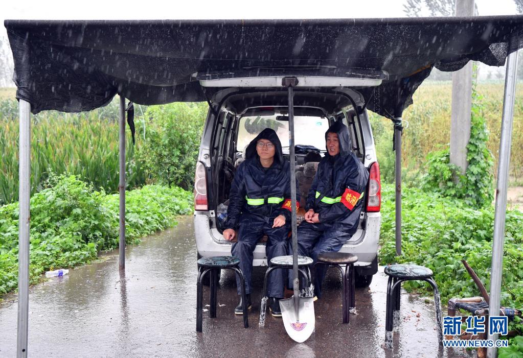 7月20日，河南省焦作市出现持续强降水天气，焦作境内多条河流水位上涨，城市出现内涝，防汛人员在岗位值守。新华社记者 李嘉南 摄