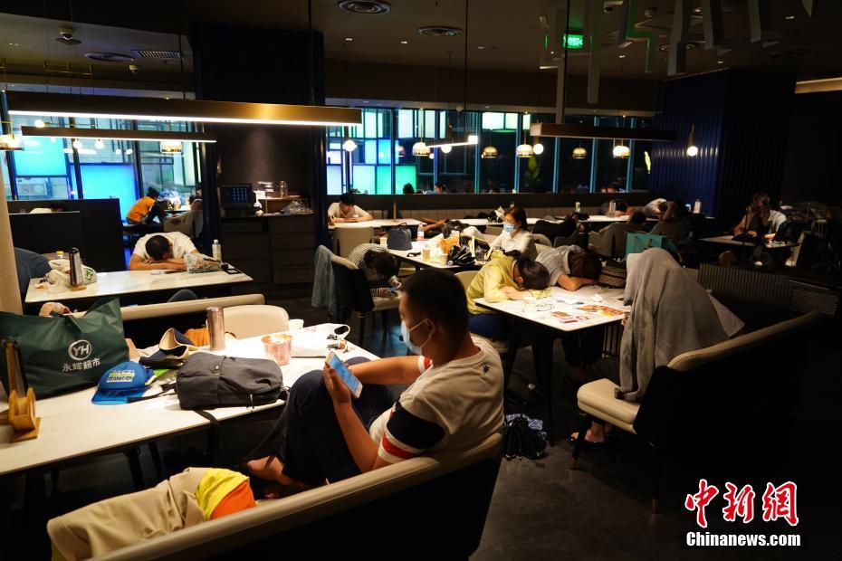 7月21日凌晨，郑州市区一商场的快餐店免费向市民开放。 中新社记者 阚力 摄