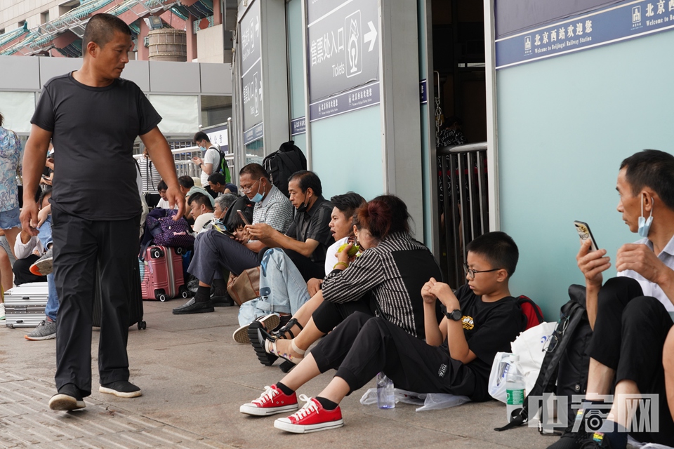 不少受影响的旅客在北京西站外等待。 中宏网记者 富宇 摄