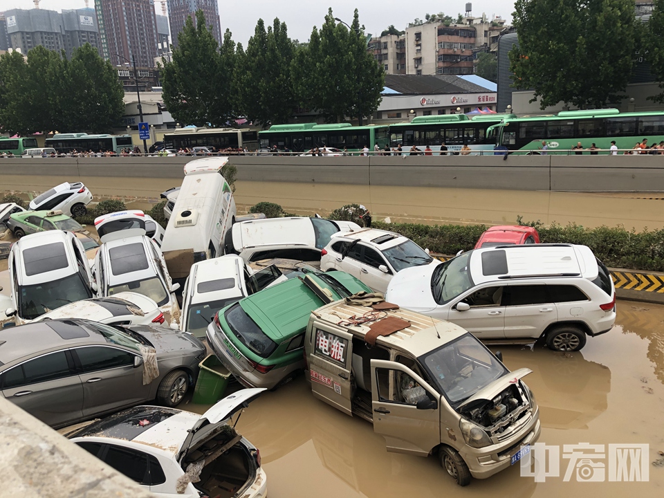7月21日下午，郑州城区暴雨渐停，被冲到街头的汽车挤作一团，如“叠罗汉”一般。 杜秀玲 摄