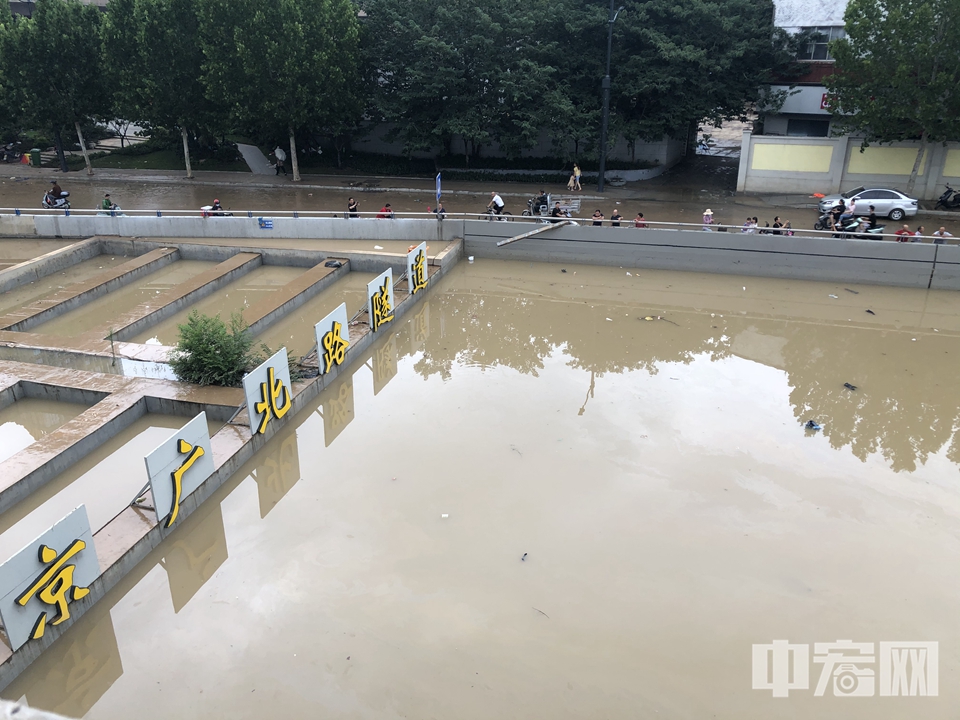 京广北路隧道依旧被积水淹没。 杜秀玲 摄