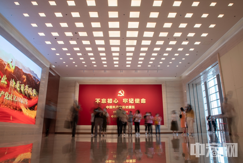 据了解，展览精心设计了“建立中国共产党 夺取新民主主义革命伟大胜利”“成立中华人民共和国 进行社会主义革命和建设”“实行改革开放 开创和发展中国特色社会主义”“推进中国特色社会主义进入新时代 全面建成小康社会 开启全面建设社会主义现代化国家新征程”4个部分。 中宏网记者 富宇 摄