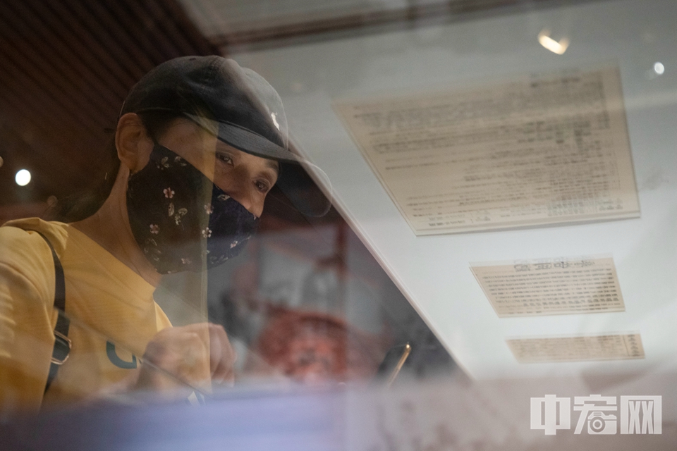 观众被五四运动时期各地爱国群众散发的传单吸引。 中宏网记者 富宇 摄