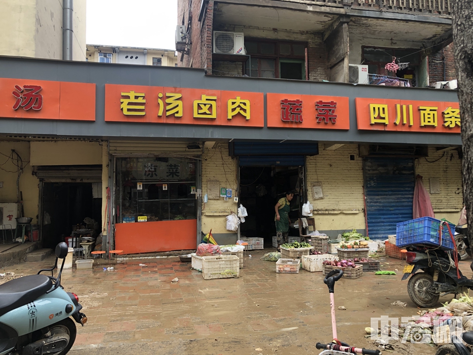 7月22日，郑州街头部分店铺开始重新营业，图为一家营业中的菜站。 杜秀玲 摄
