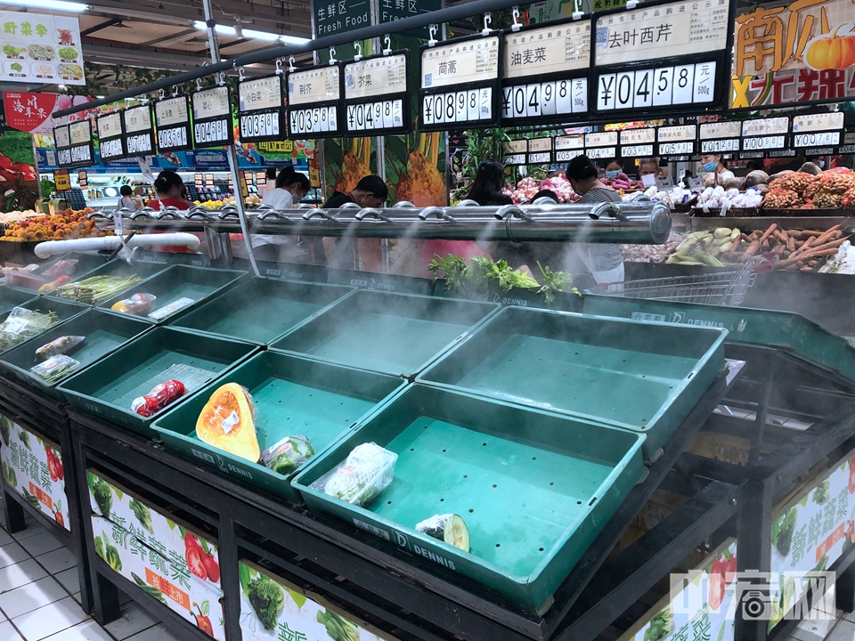 超市中部分饮用水和食品货架出现脱销，图为一家超市的蔬菜货架。 杜秀玲 摄