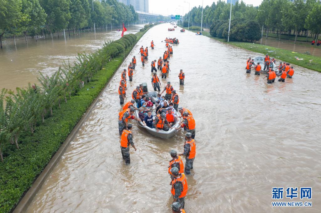 7月22日，在阜外华中心血管病医院附近的锦绣路与郑开大道交叉口，救援人员利用舟艇转移人员（无人机照片）。