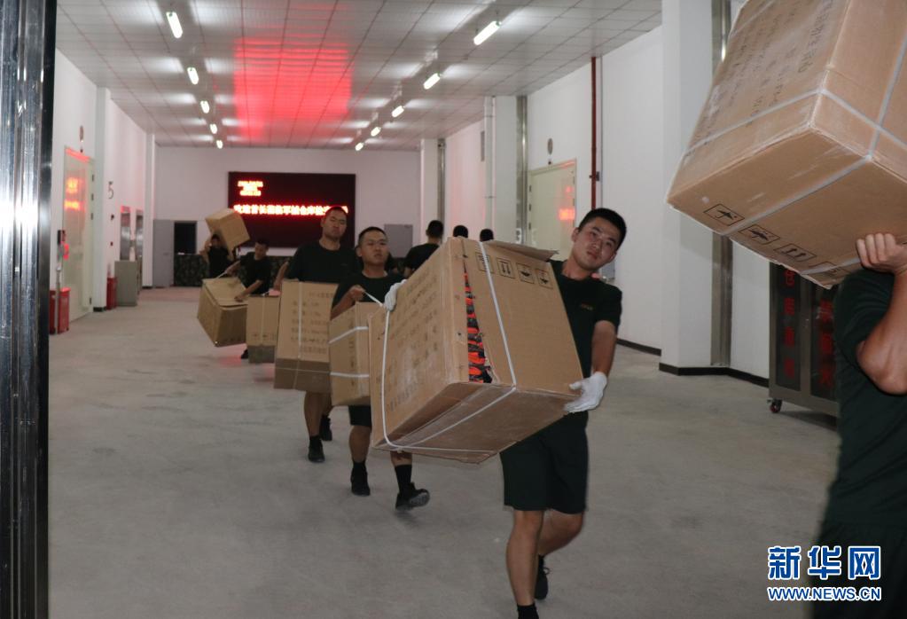 7月21日凌晨，武警部队某仓库组织官兵搬运抢险救灾急需装备。新华社发（王春保 摄）