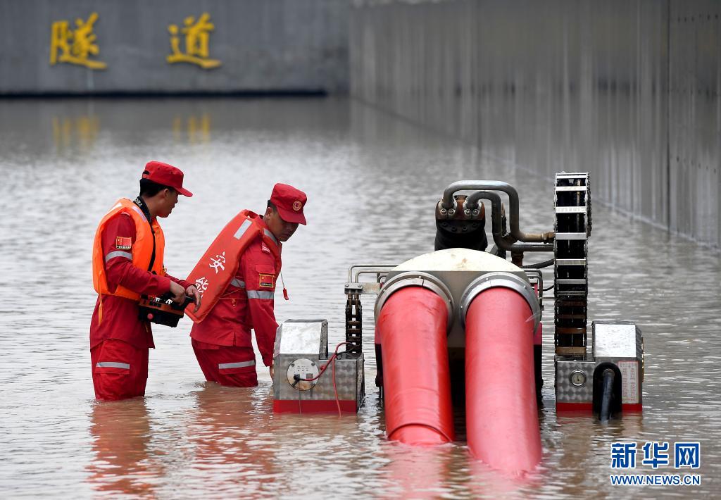 7月22日，来自江西的救援人员在郑州市京广南路隧道进行排涝作业。新华社记者 李安 摄
