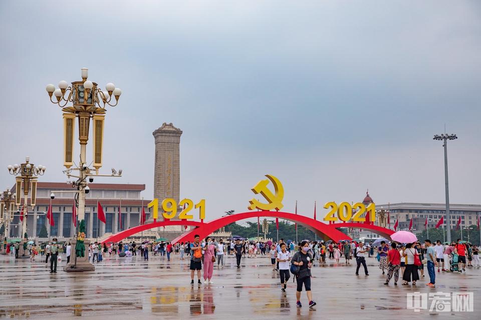 据了解，天安门广场保留的景观将开放到7月31日。从7月3日开始，每天早晨从升旗时段开放，晚上降旗后结束。