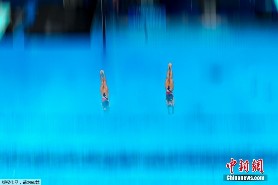 当地时间7月26日，女子双人10米跳台决赛中，英国选手入水瞬间。