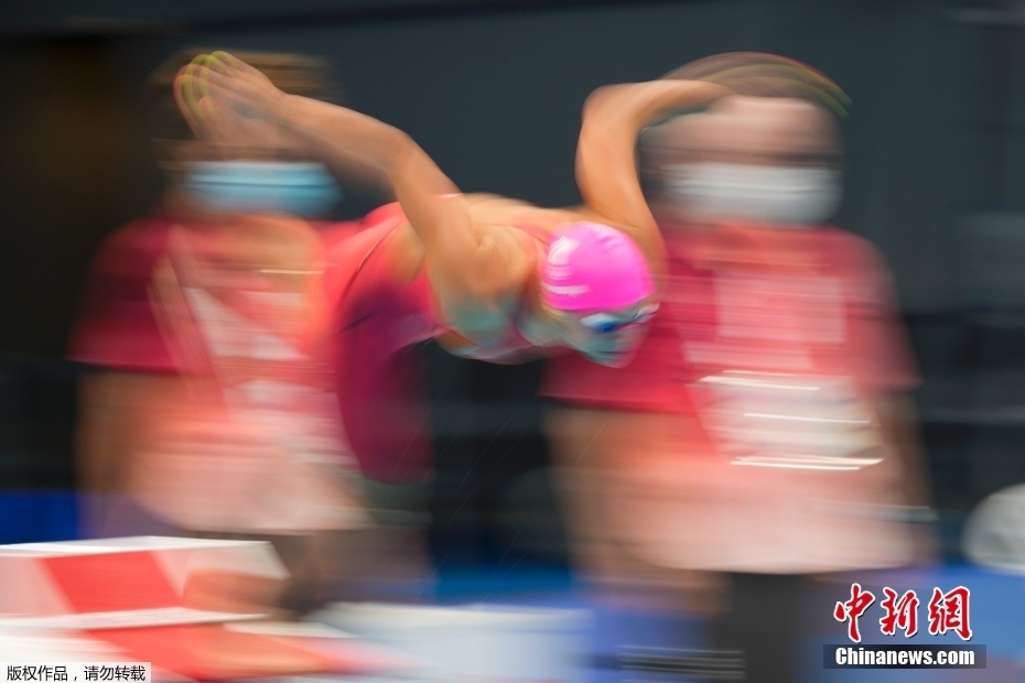 当地时间7月25日，女子100米蛙泳比赛，俄罗斯奥运队选手尤利娅出发瞬间。
