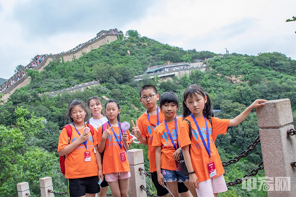 7月27日，孩子们攀登八达岭长城。