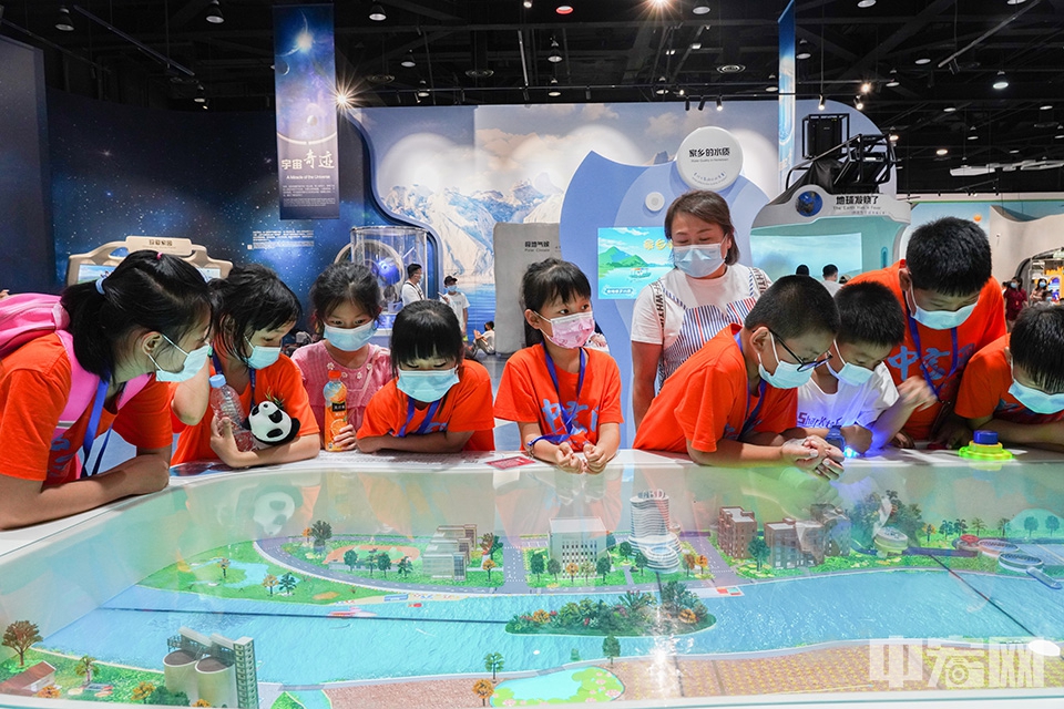 7月31日，汪清少年们在北京科技馆体验先进的科学产品。