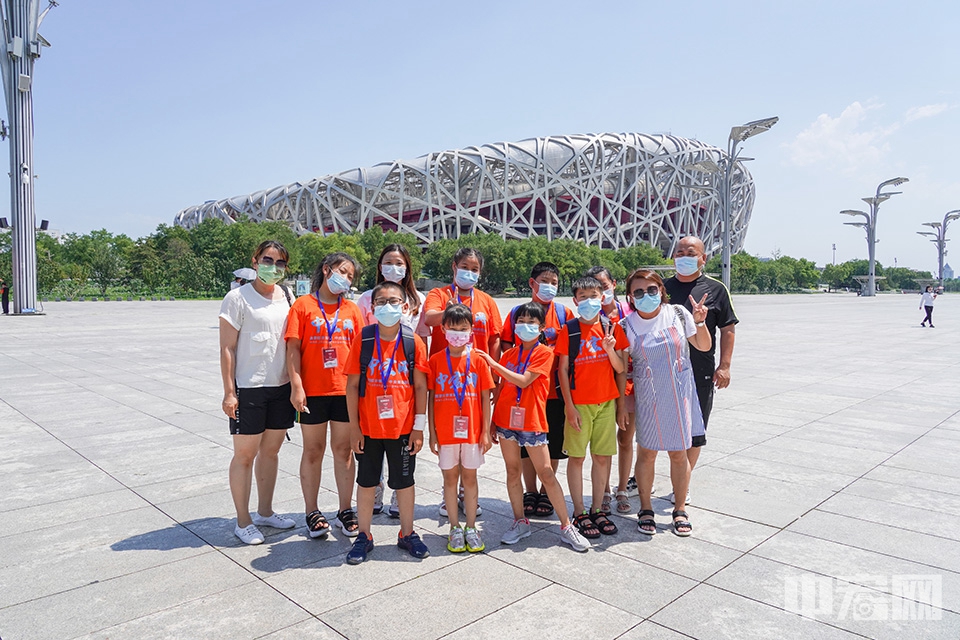 7月31日，汪清少年们打卡2008年北京奥运会主体育场“鸟巢”。