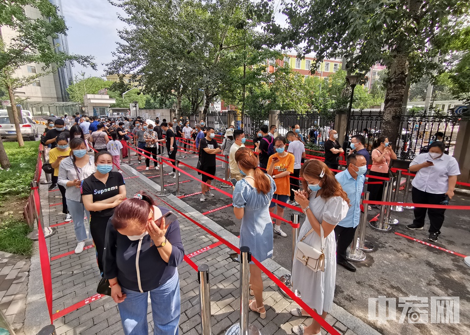 北京核酸检测点排队市民明显增多