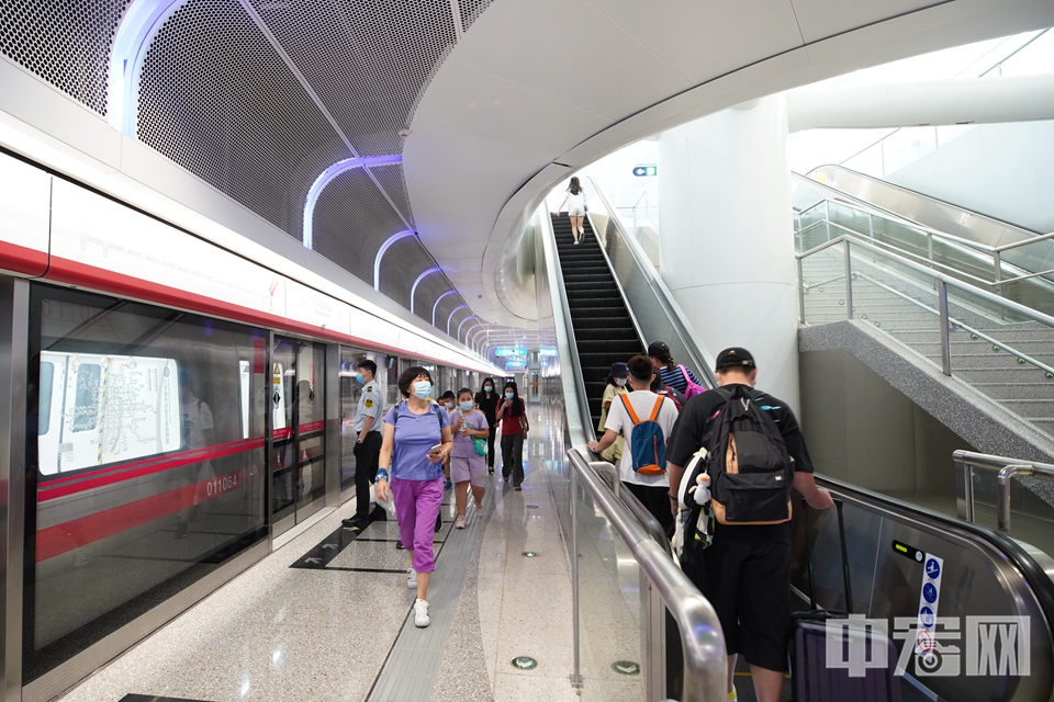 地铁八通线北京环球度假区站。 中宏网记者 富宇 摄
