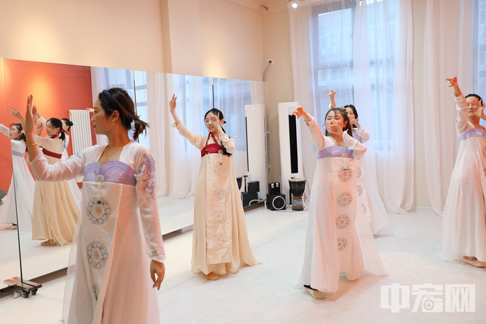 在北京丰台区的一家舞蹈教室内，身着汉元素服饰的舒丹正在教学员一支中国古典舞《丽人行》，她们从容而舞，衣袂飘飘。类似这样的古典舞课程，每周都会有3次。据一份《国潮经济发展报告》预测，2021年汉服爱好者数量规模近700万人，汉服市场销售规模将超过百亿元。汉服从小圈子中的小众爱好，慢慢变成了关于中国传统文化的标签和符号，而舒丹便是其中一位。 中宏网记者 富宇 摄