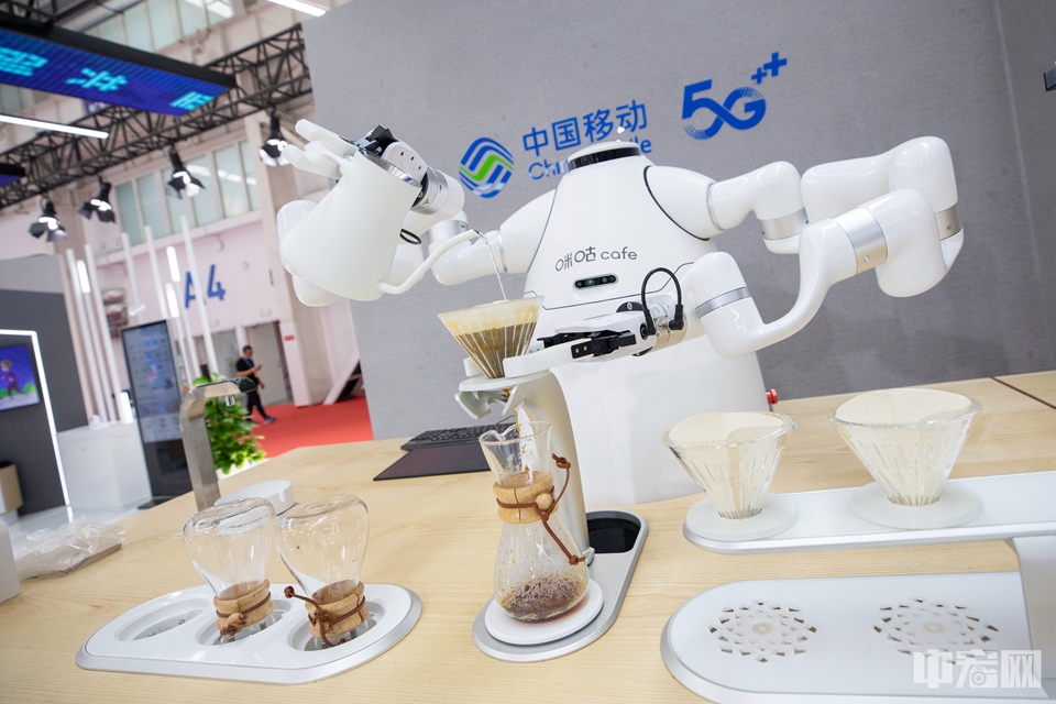 位于中国移动展区的咖啡机器人。