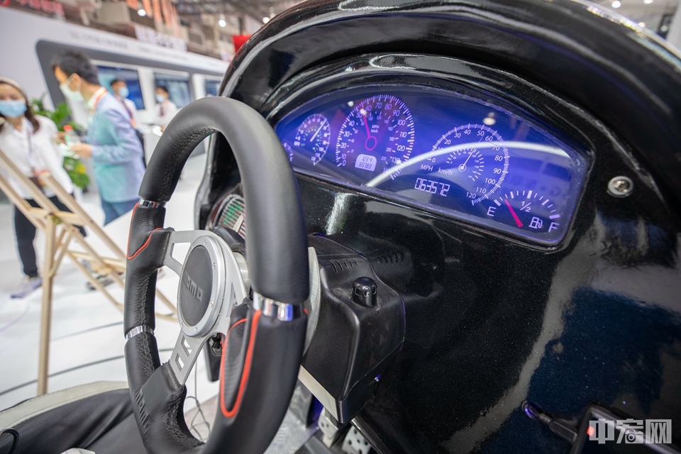 图为5G+车联网VR虚拟驾驶室。