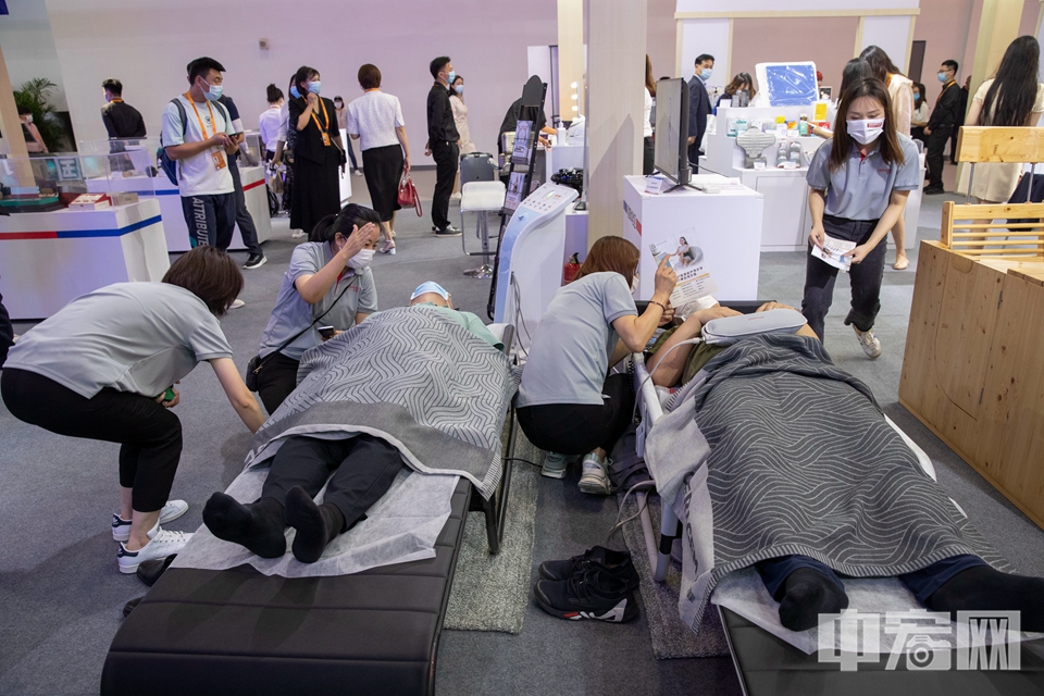 观众在韩国展区体验健康仪器。