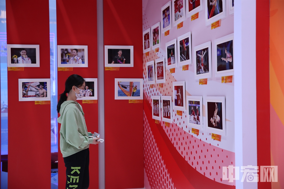 观众被现场展出的奥运会图片吸引。