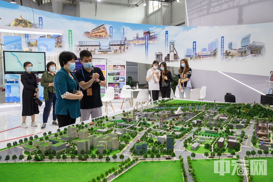 观众被北京石景山区规划模型吸引。