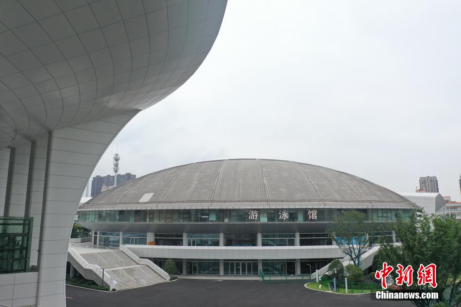 航拍临平体育中心游泳馆，杭州亚运会期间将作为媒体中心使用。 王刚 摄