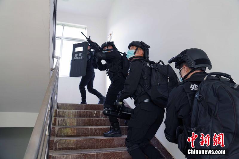 整个演练紧张有序，处置措施有力有效，从单警基础动作、防暴队形变换、小组突击抓捕等方面，充分展示了广西出入境边防检查总站友谊关边检站处突队员对警务技能和战术配合运用，达到了预期效果。任海霞 摄