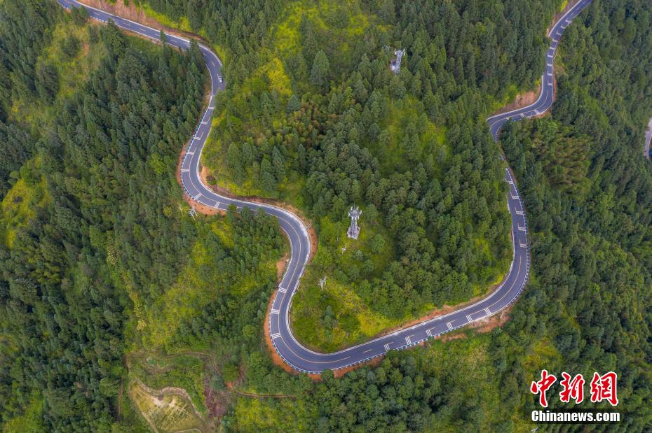 从江县高增乡高增村今年竣工的高增至小黄公路（无人机照片）。 吴德军 摄