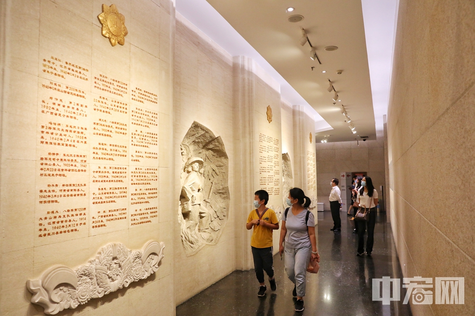 观众在中国人民抗日战争纪念馆内参观。 陈硕 摄