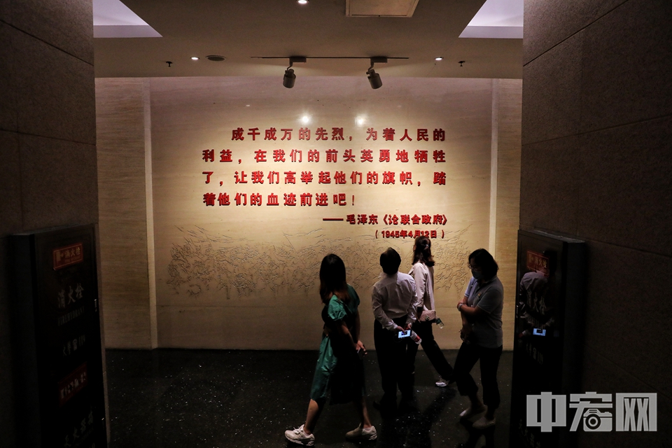 观众在中国人民抗日战争纪念馆内参观。 陈硕 摄
