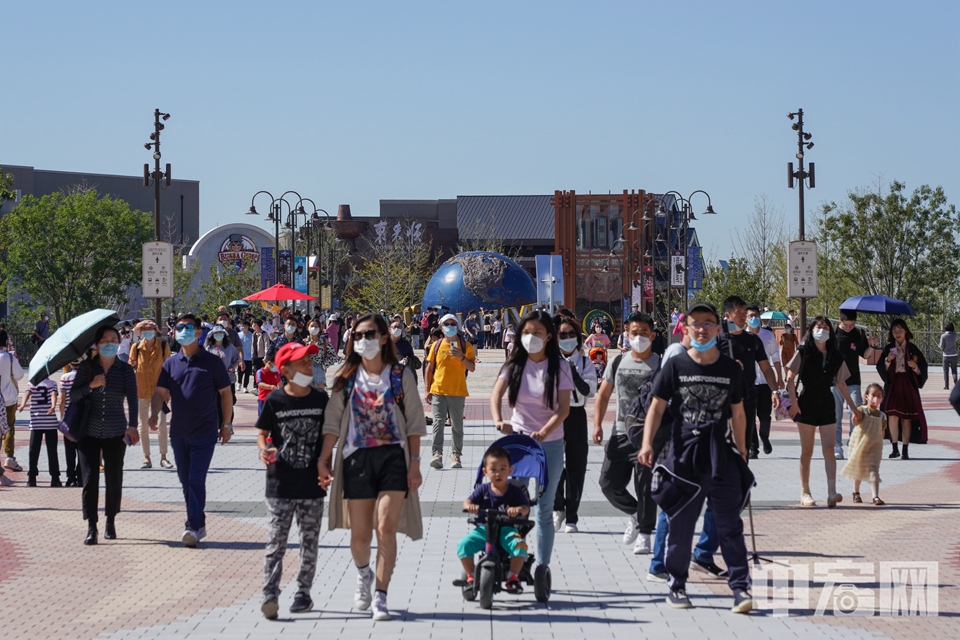 大批游客进入北京环球度假区。 中宏网记者 富宇 摄