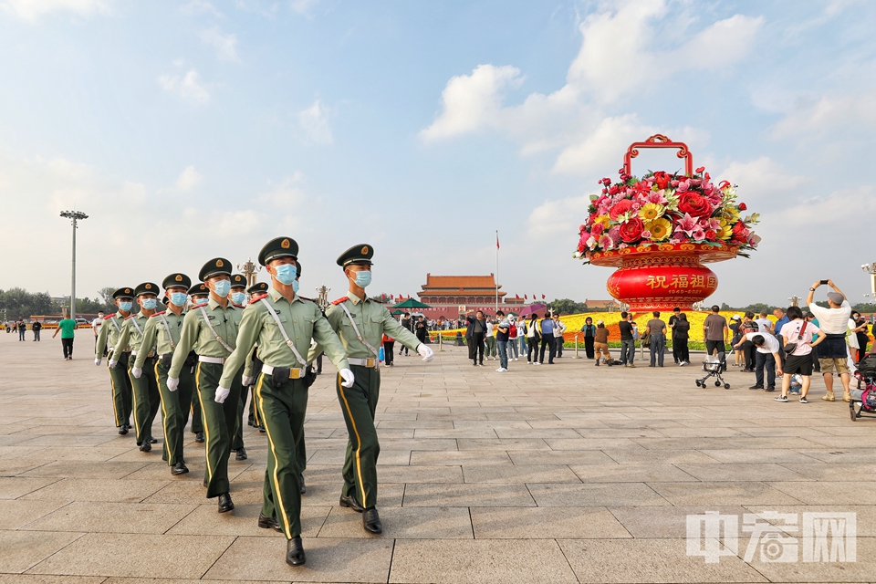 十一前夕，来北京天安门地区游览的游客不难发现，在广场上，总是能邂逅一抹“橄榄绿”，他们就是执勤在天安门广场的武警北京总队执勤第一支队的战士们。 陈硕 摄