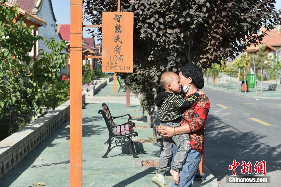图为永新村里的村民。中新网记者 李骏 摄