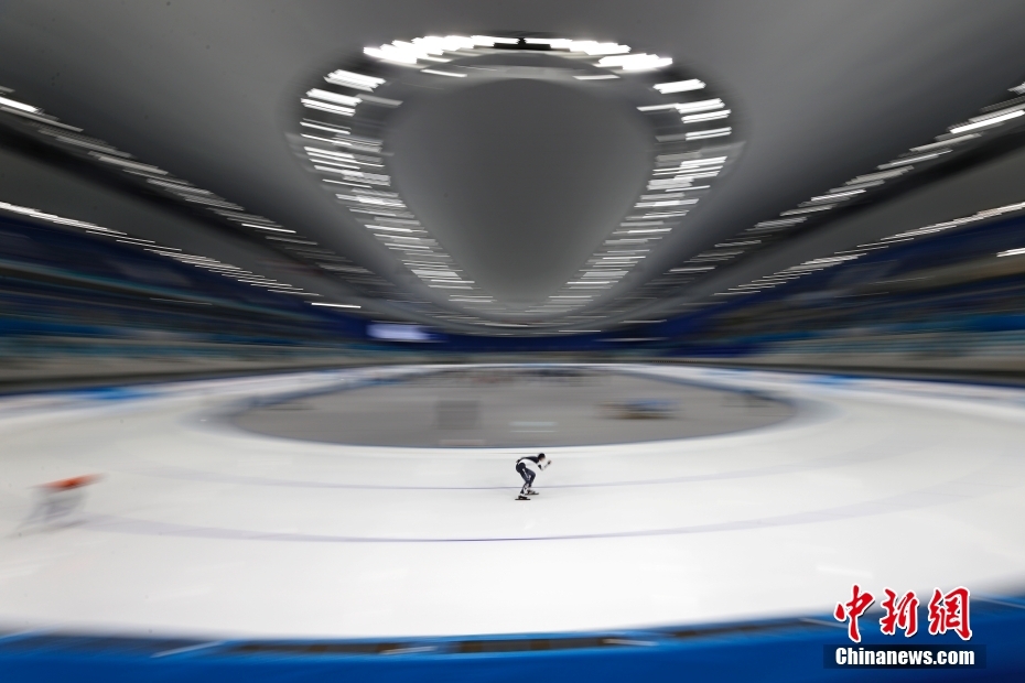 10月8日，首场北京冬奥测试赛——“相约北京”速度滑冰中国公开赛在国家速滑馆“冰丝带”举行。本次比赛持续3天，设12个小项，有来自中国、韩国、荷兰的运动员参加比赛。图为女子3000米比赛。 中新社记者 富田 摄