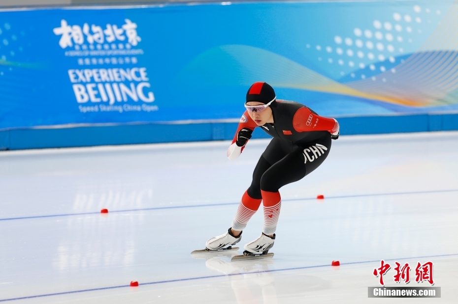 图为中国选手杨滨瑜在女子3000米比赛中。 中新社记者 富田 摄 　