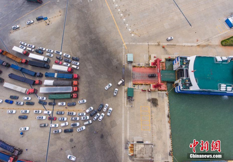 海口瓊州海峽客滾船復航車輛待渡離島