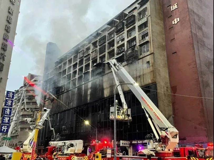 台湾高雄一老旧大楼发生火灾致46死87伤