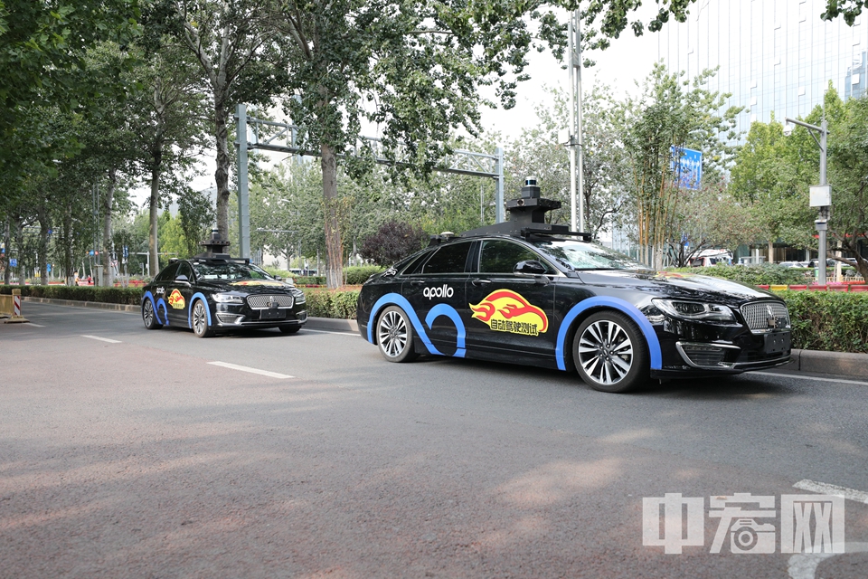 无人驾驶测试车辆在北京市亦庄一处测试路段行驶。
