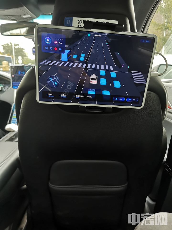 无人驾驶测试车辆内的显示屏可以显示测试车辆相关信息。