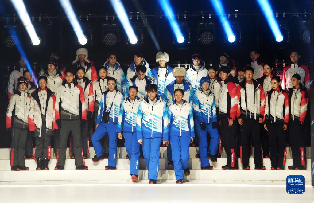 10月27日，模特展示技术官员制服装备（左）、志愿者制服装备（中）、工作人员制服装备。当日，北京冬奥会和冬残奥会制服装备在北京正式发布。此次发布的制服装备，在功能上能够满足北京冬奥会和冬残奥会各种工作场景的需求，外观上体现出中国优秀传统文化的韵味和美感，在科技含量和绿色可持续方面达到了行业先进水平。新华社记者 张晨霖 摄